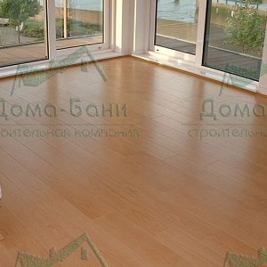 Панорманое остекление и плитка под дерево на первом этаже